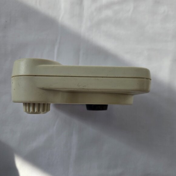 Vintage 80's Soundesign white AM portable radio 1222C Hong Kong - Picture 2 of 6